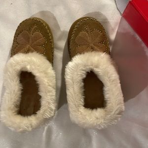 Lucky Brand slippers 6 NIB warm fuzzy